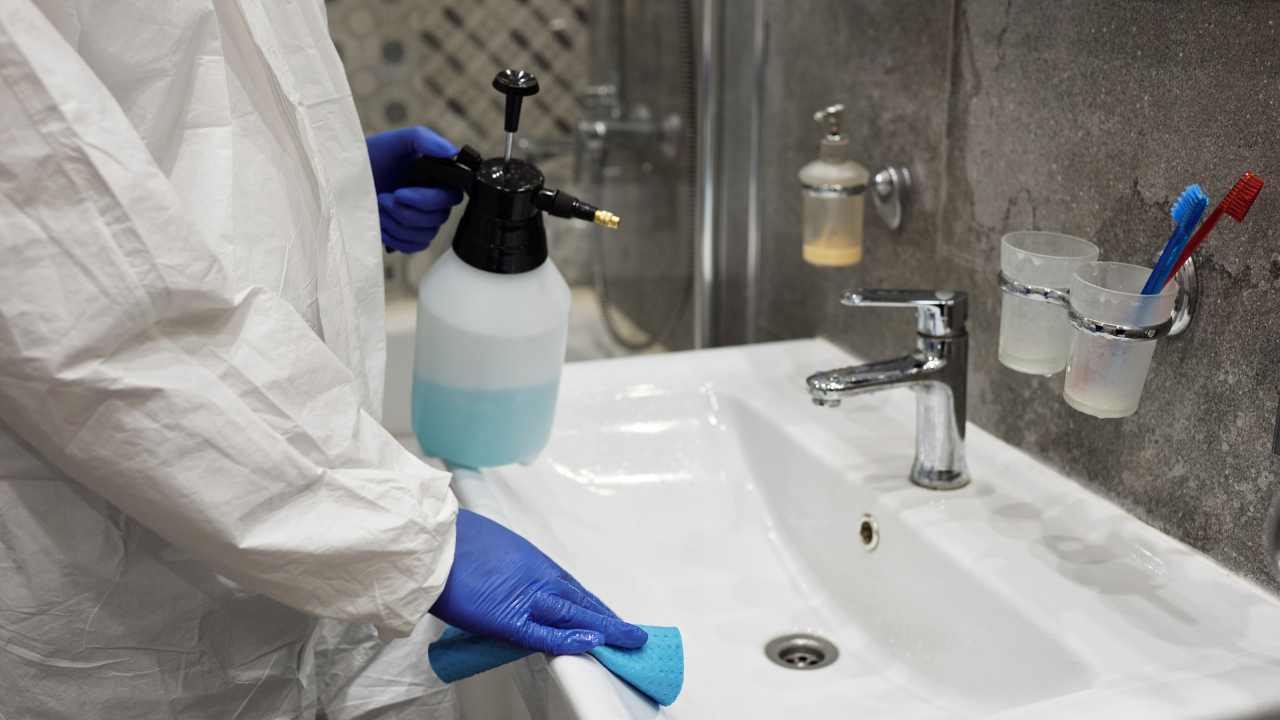 Cleaning bathroom sink