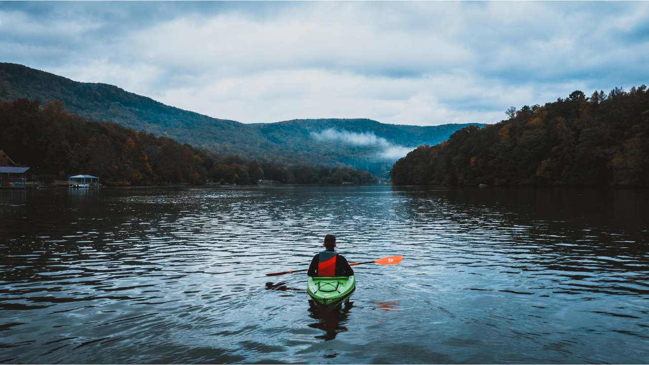 Floating kayak 