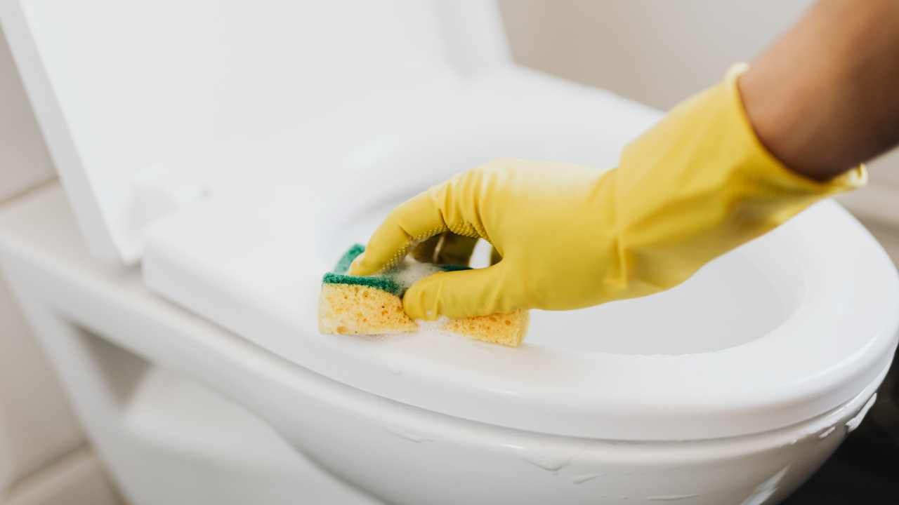 Cleaning bathroom 