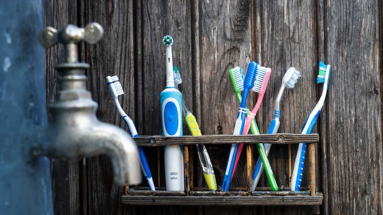 Toothbrush shelf 